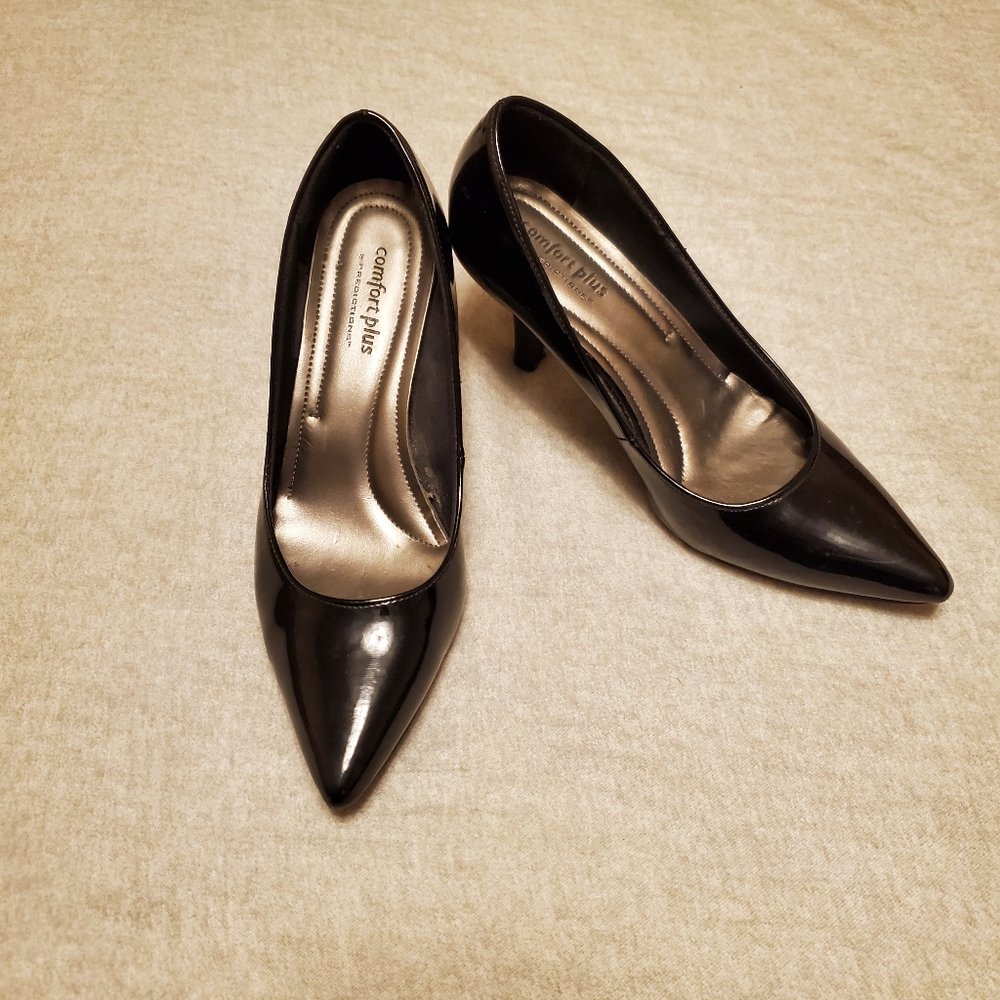 Black pumps